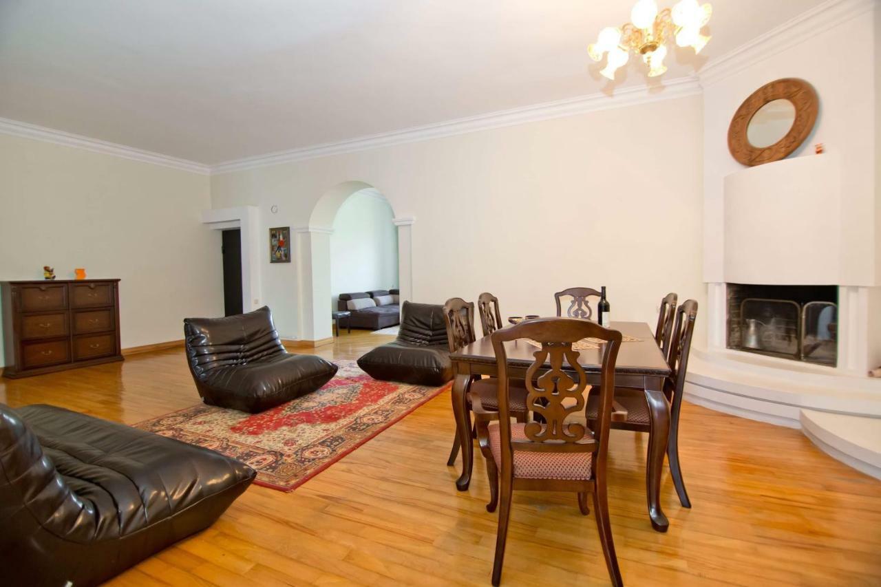 Apartment On Gorgiladze 25 Батуми Екстериор снимка