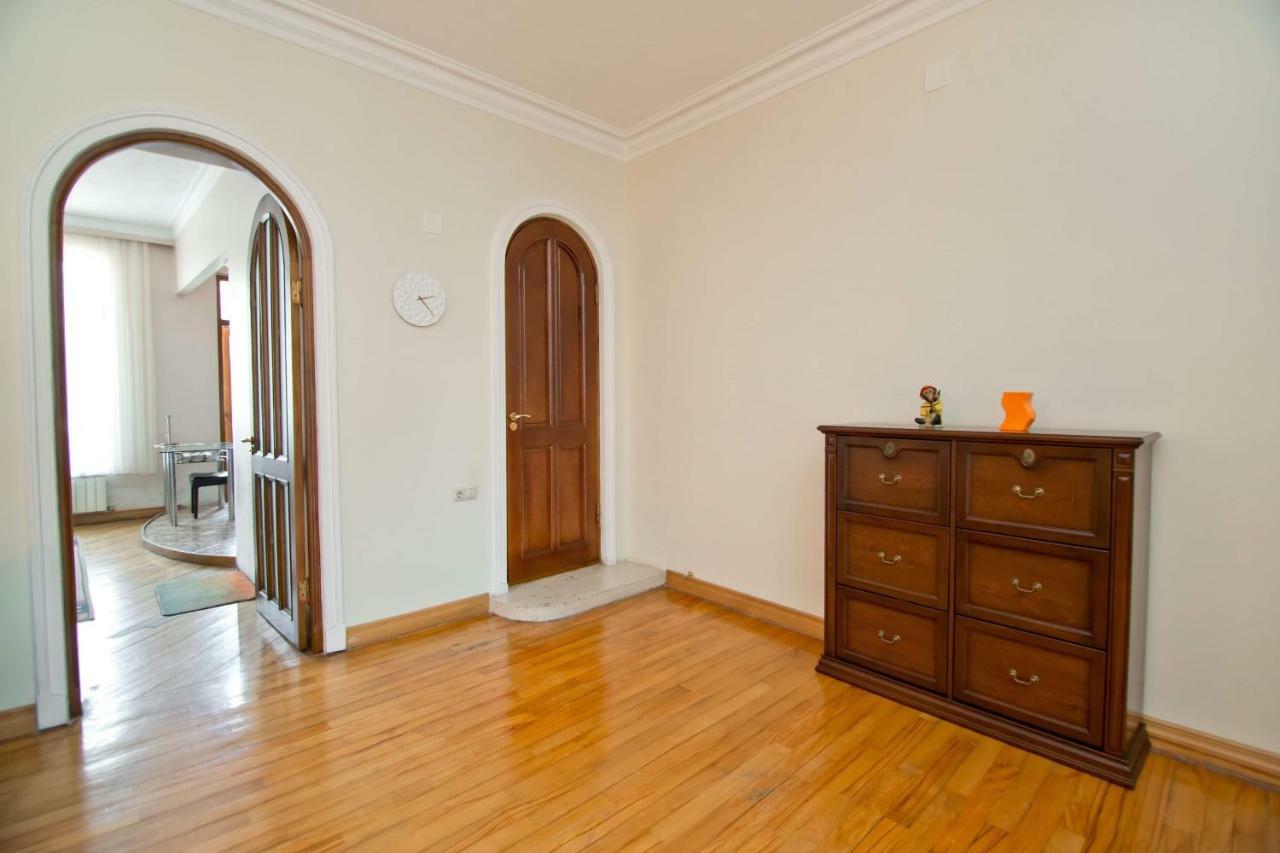 Apartment On Gorgiladze 25 Батуми Екстериор снимка