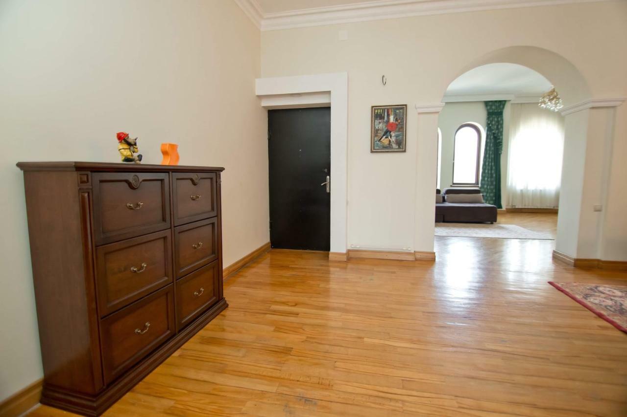 Apartment On Gorgiladze 25 Батуми Екстериор снимка